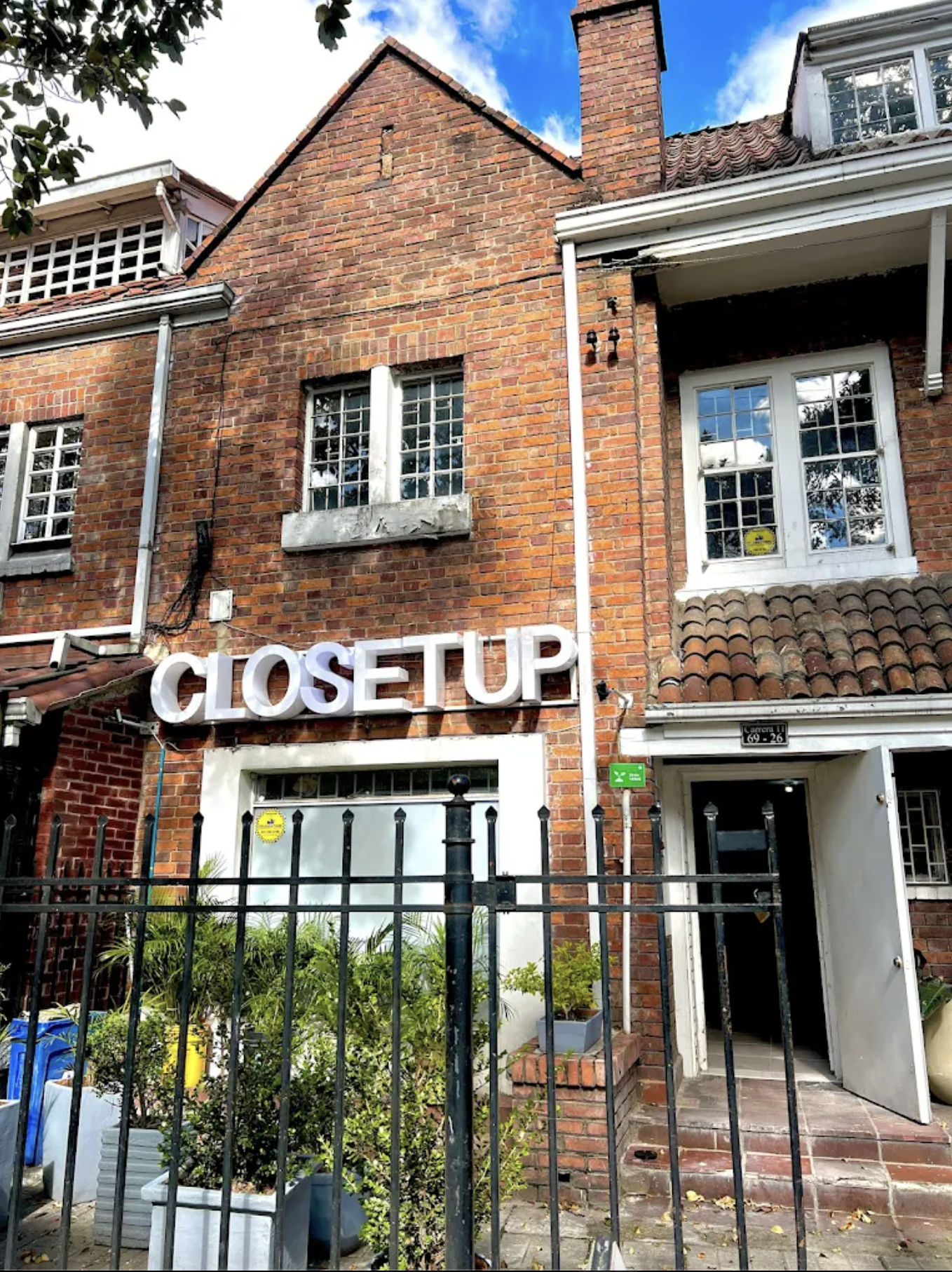 Fachada de Closetup en Chapinero, tienda de ropa de segunda mano y moda circular en Bogotá
