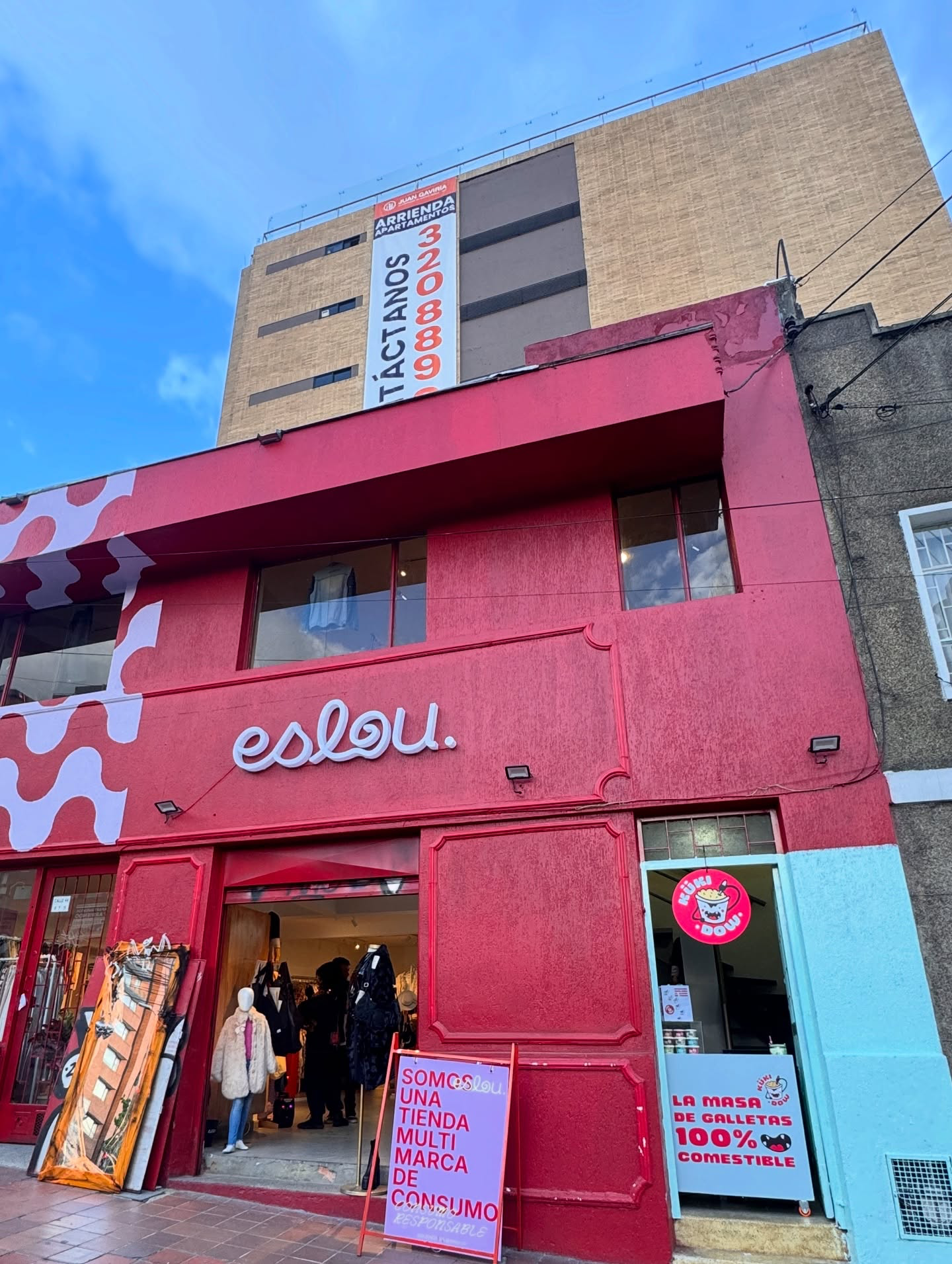Fachada de Eslou: tienda multimarca de ropa de segunda mano cerca a la Javeriana en Bogotá