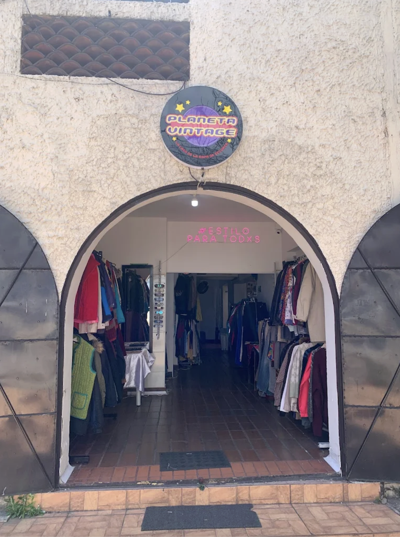Fachada de Planeta Vintage cerca al Centro Internacional: más de 1.500 piezas vintage y de segunda mano en Bogotá
